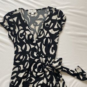 London Style Stretch Black and White Pattern Wrap Dress Size 4